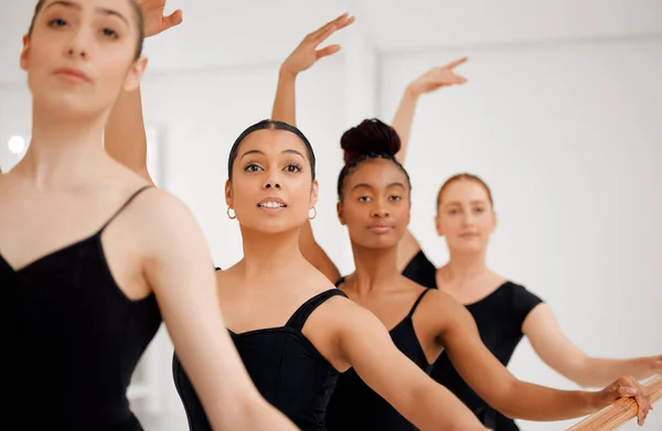 Grupo Bailarines Ballet Practicando Una Rutina —  Fotos de Stock