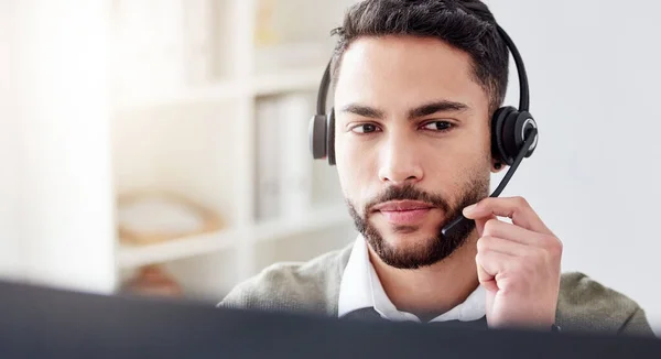 Belo Jovem Agente Call Center Trabalhando Seu Escritório — Fotografia de Stock