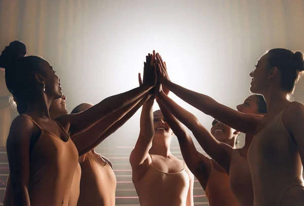 Group Ballet Dancers Giving Each Other High Fives — Stockfoto