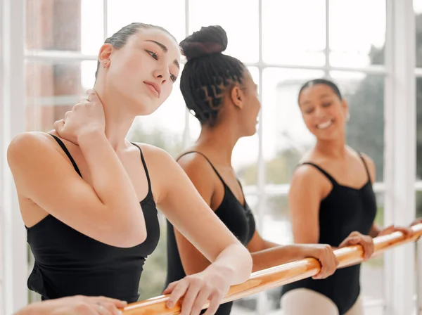 Una Bailarina Ballet Que Experimenta Dolor Cuello Durante Rutina Baile —  Fotos de Stock