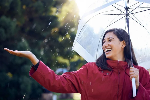 Μια Γυναίκα Απλώνει Χέρι Της Για Νιώσει Βροχή Έξω — Φωτογραφία Αρχείου