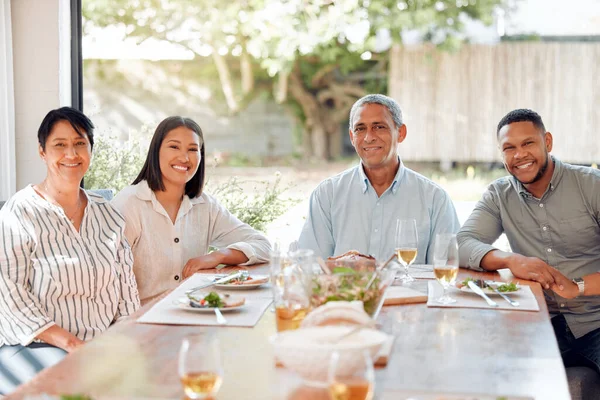 Una Familia Almorzando Juntos Casa — Foto de Stock