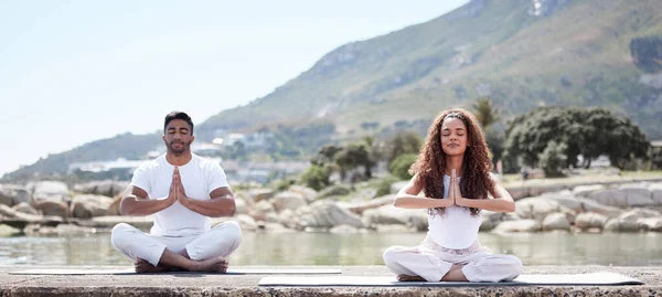 Full Length Shot Young Couple Practicing Yoga Beach — Stockfoto