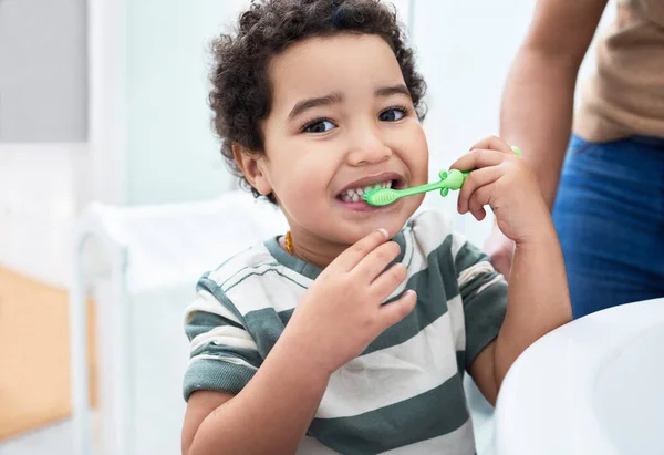 Little Boy Brushing His Teeth Bathroom Home — Stockfoto