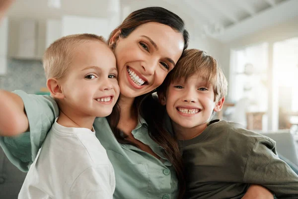 Una Famiglia Rilassante Insieme Casa — Foto Stock