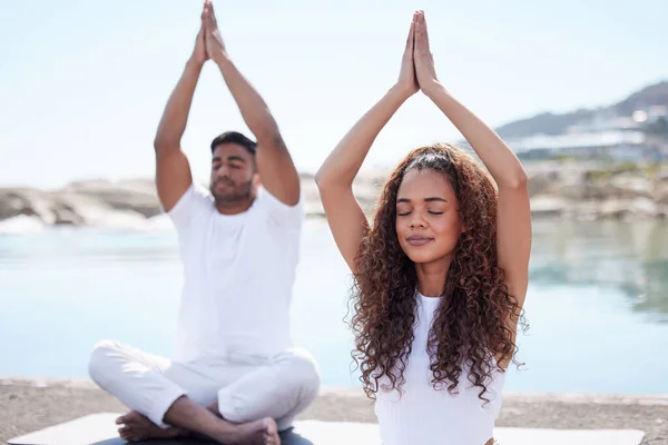 Young Couple Practicing Yoga Beach — Stok fotoğraf