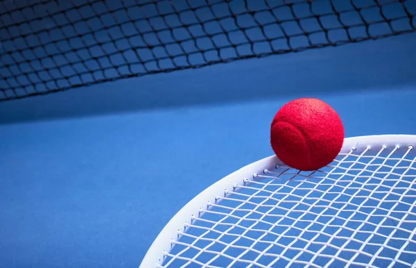 Una Palla Tennis Racchetta Sfondo Blu — Foto Stock