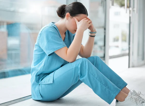 Uma Jovem Médica Olhando Estressada Enquanto Trabalhava Hospital — Fotografia de Stock