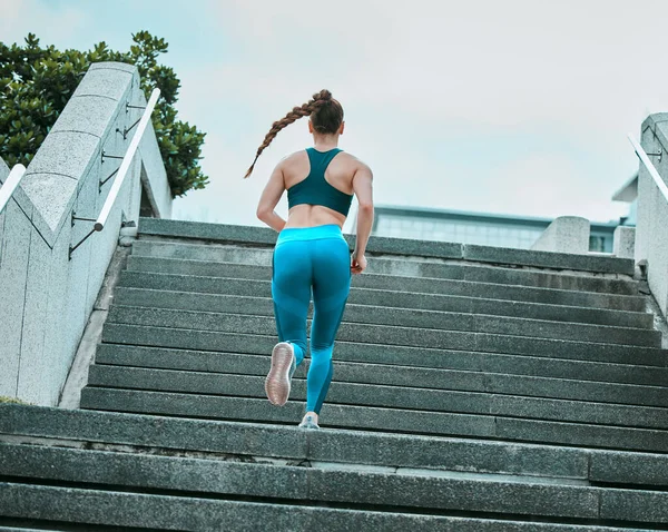 Woman Running Some Stairs — Stockfoto