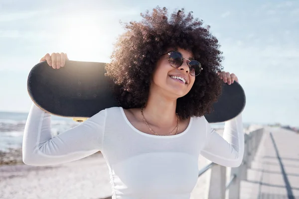 Young Woman Hanging Out Promenade Her Skateboard — Foto Stock