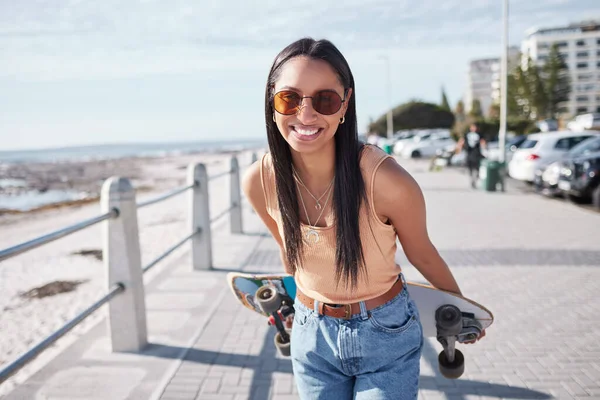 Una Giovane Donna Sul Lungomare Con Suo Skateboard — Foto Stock
