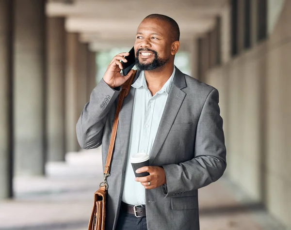Mature Businessman Using His Smartphone Make Phone Call —  Fotos de Stock