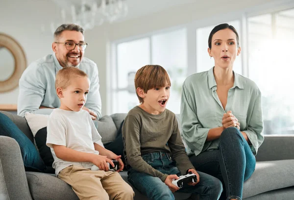 Una Famiglia Che Gioca Videogiochi Insieme Casa — Foto Stock