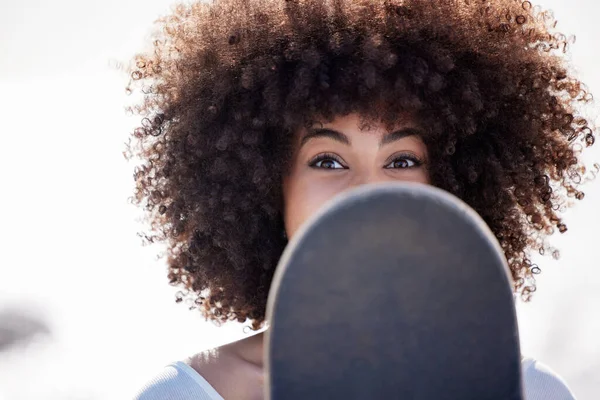 Retrato Uma Jovem Mulher Saindo Passeio Com Seu Skate — Fotografia de Stock