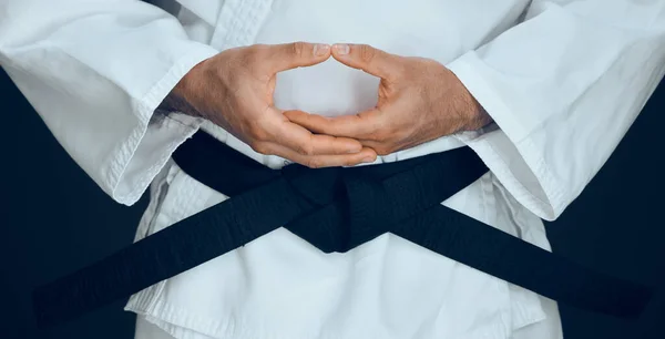 Nierozpoznawalny Męski Mistrz Sztuk Walki Ćwiczący Karate Studio Ciemnym Tle — Zdjęcie stockowe