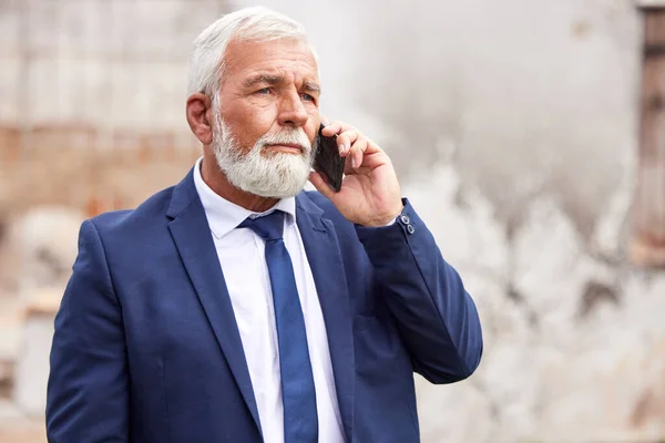 Senior Businessman Using Smartphone Urban Background —  Fotos de Stock