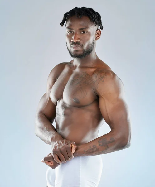 Studio Shot Handsome Young Man Flexing His Muscles — Stok fotoğraf