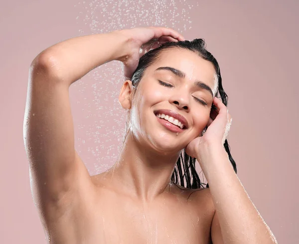 Una Joven Lavándose Pelo Sobre Fondo Estudio — Foto de Stock