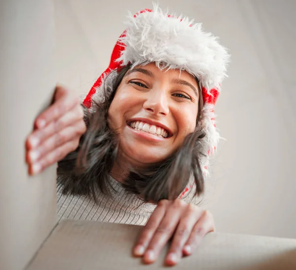 Μια Νεαρή Γυναίκα Που Ανοίγει Ένα Χριστουγεννιάτικο Δώρο Στο Σπίτι — Φωτογραφία Αρχείου