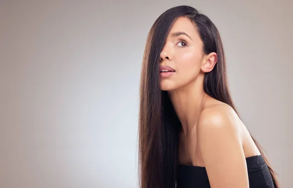 Attractive Young Woman Posing Alone Studio Her Hair Covering Half —  Fotos de Stock