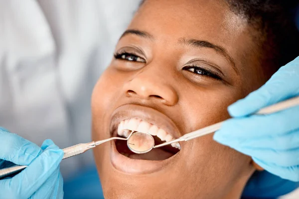 Una Giovane Paziente Che Esaminare Denti — Foto Stock