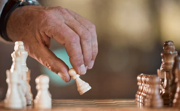 Homem de xadrez e mão com rei do jogo de tabuleiro para ganhar