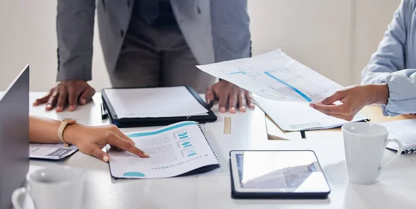 Group Businesspeople Discussing Paperwork Table —  Fotos de Stock