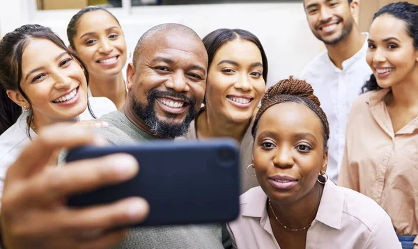 Eine Gruppe Von Kollegen Macht Ein Selfie Einem Büro — Stockfoto