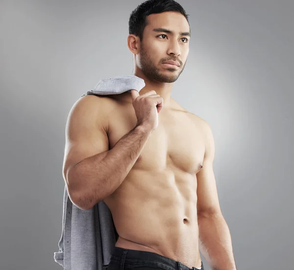 Studioaufnahme Eines Muskulösen Jungen Mannes Der Vor Grauem Hintergrund Posiert — Stockfoto