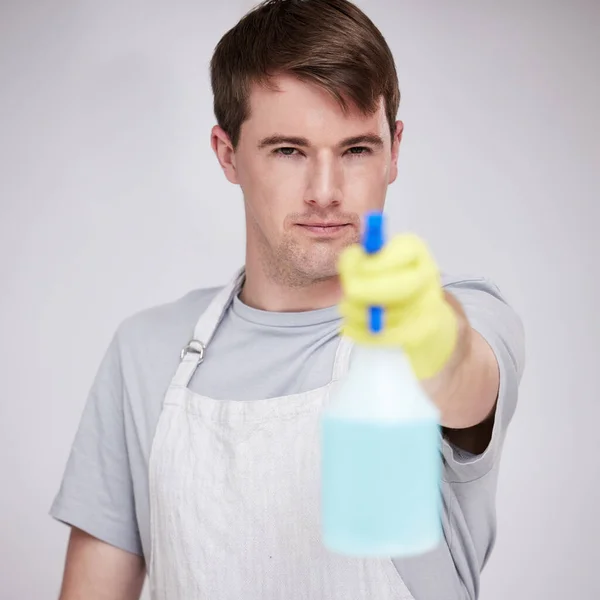 Jovem Segurando Uma Garrafa Spray Contra Fundo Cinza — Fotografia de Stock