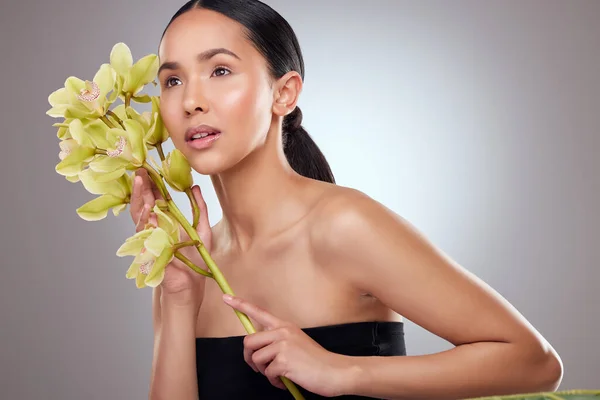 Studio Shot Beautiful Young Woman Posing Orchids Grey Background — Zdjęcie stockowe