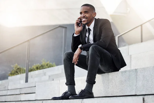 Ένας Νεαρός Επιχειρηματίας Που Κάνει Ένα Τηλεφώνημα Χρησιμοποιώντας Smartphone Του — Φωτογραφία Αρχείου
