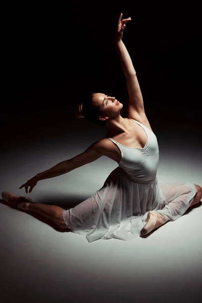 Полнометражный Снимок Привлекательной Молодой Балерины Танцующей Одиночестве Студии — стоковое фото