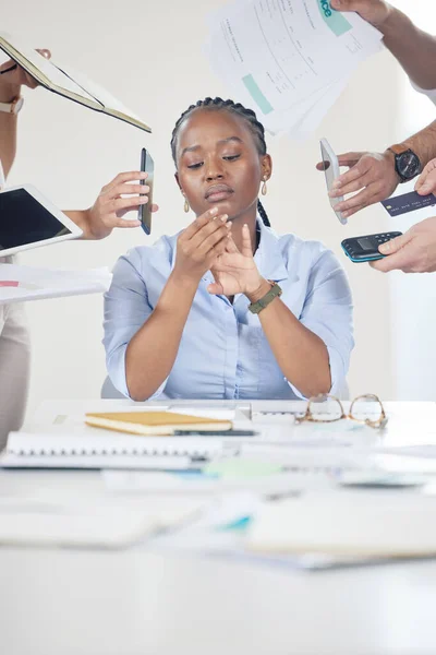 Businesswoman Ignoring Her Staff While Examining Her Nails — Stockfoto