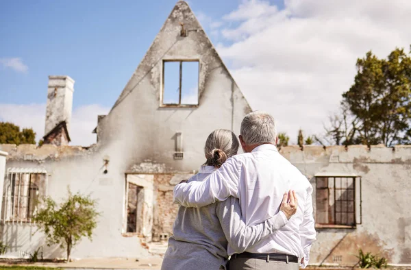Couple Personnes Âgées Réconfortant Mutuellement Après Avoir Perdu Leur Maison — Photo