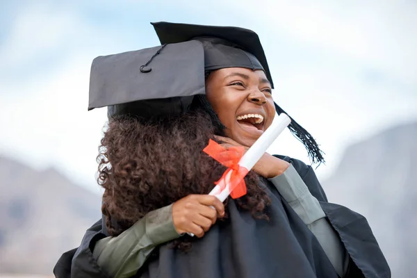 Deux Jeunes Femmes Embrassant Jour Remise Des Diplômes — Photo