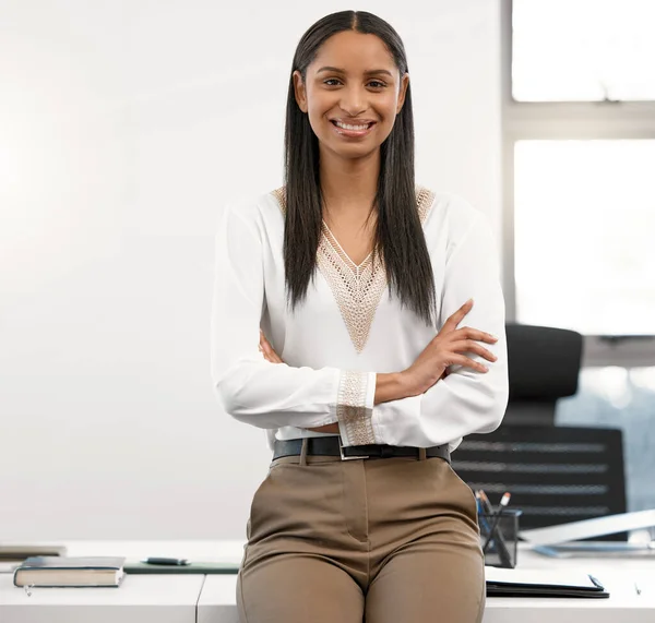 Confident Young Businesswoman Standing His Arms Crossed Modern Office — Stockfoto