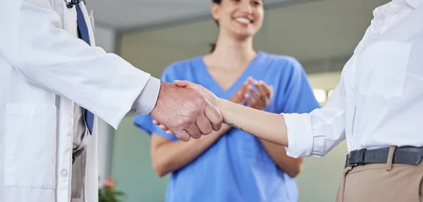 Two Unrecognizable People Shaking Hands Hospital — Foto Stock