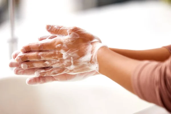 手を洗う女 — ストック写真