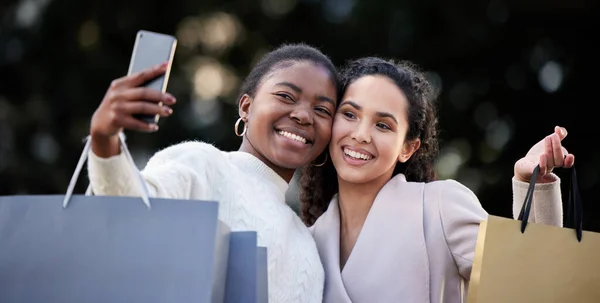 Arkadaş Alışveriş Yaparken Selfie Çekiyorlar — Stok fotoğraf