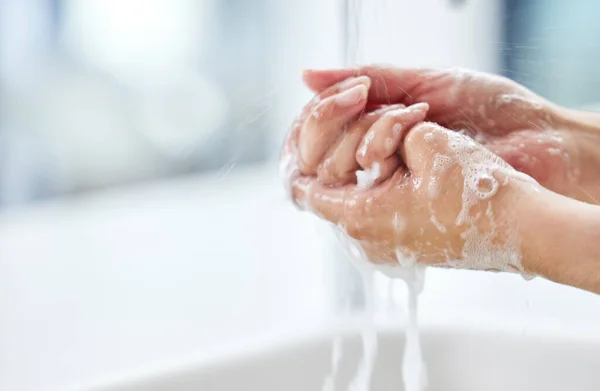 Κοντινό Πλάνο Μιας Γυναίκας Πλένει Χέρια Της — Φωτογραφία Αρχείου
