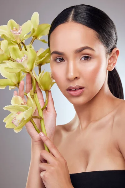Studio Portrait Beautiful Young Woman Posing Orchids Grey Background — Stock fotografie