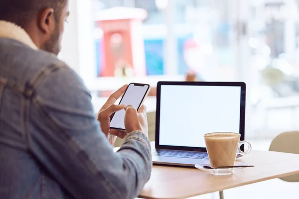 Man Using His Smartphone Laptop Work Coffee Shop While Enjoying — Photo