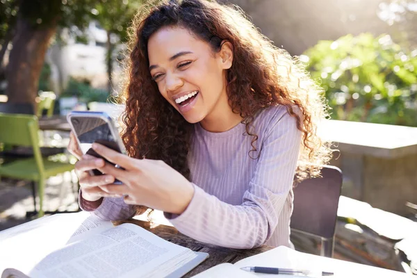 Una Giovane Studentessa Che Usa Telefono Mentre Studia Caffè — Foto Stock