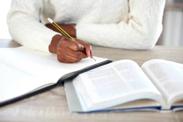 Una Donna Irriconoscibile Che Prende Appunti Libro Mentre Studia Casa — Foto Stock