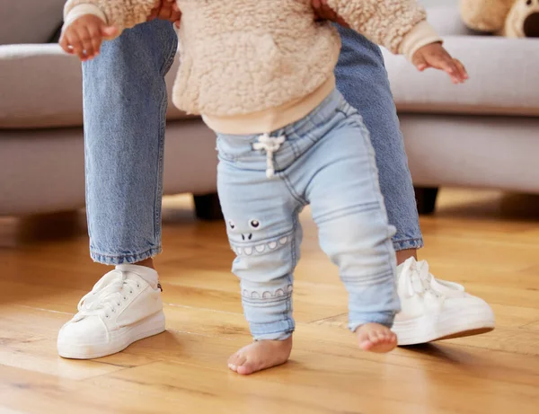 Seorang Bayi Belajar Berjalan Dengan Bantuan Ibunya — Stok Foto