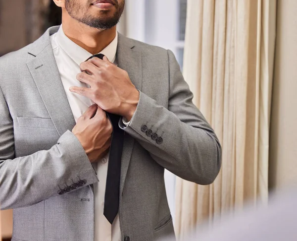 Egy Felismerhetetlen Fiatalember Aki Nyakkendőt Vesz Fel Otthon Hálószobájában — Stock Fotó