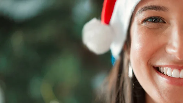 Een Jonge Vrouw Die Thuis Kerst Viert — Stockfoto