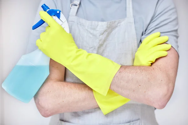 Homem Segurando Frasco Spray Cheio Detergente — Fotografia de Stock