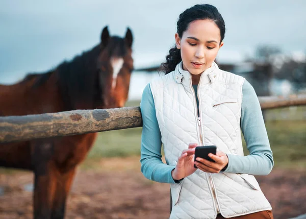 Attractive Woman Using Her Cellphone While Posing Horse Enclosed Pasture — Fotografia de Stock